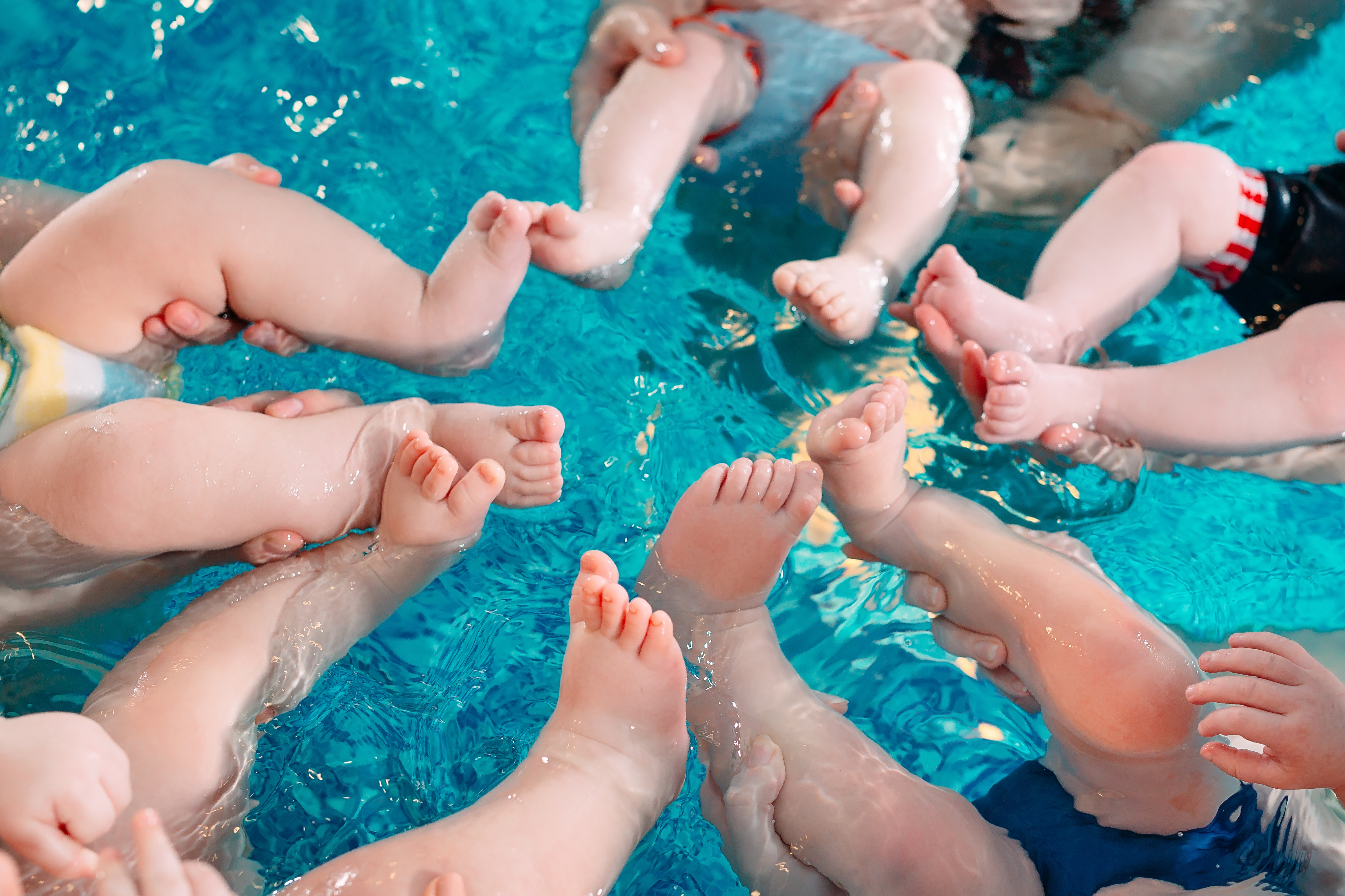 bébés dans la piscine